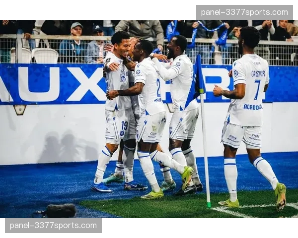 特写：布雷斯特后卫一次关键拦截后长达60米精准长传发起致命反击