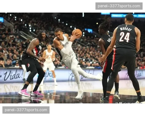 开拓者客场106-103险胜马刺，系列赛大比分扳平1-1